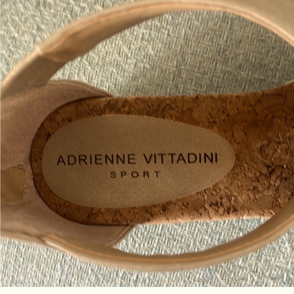 Adrienne Vittadini gold leather sandals - Picture 7 of 7